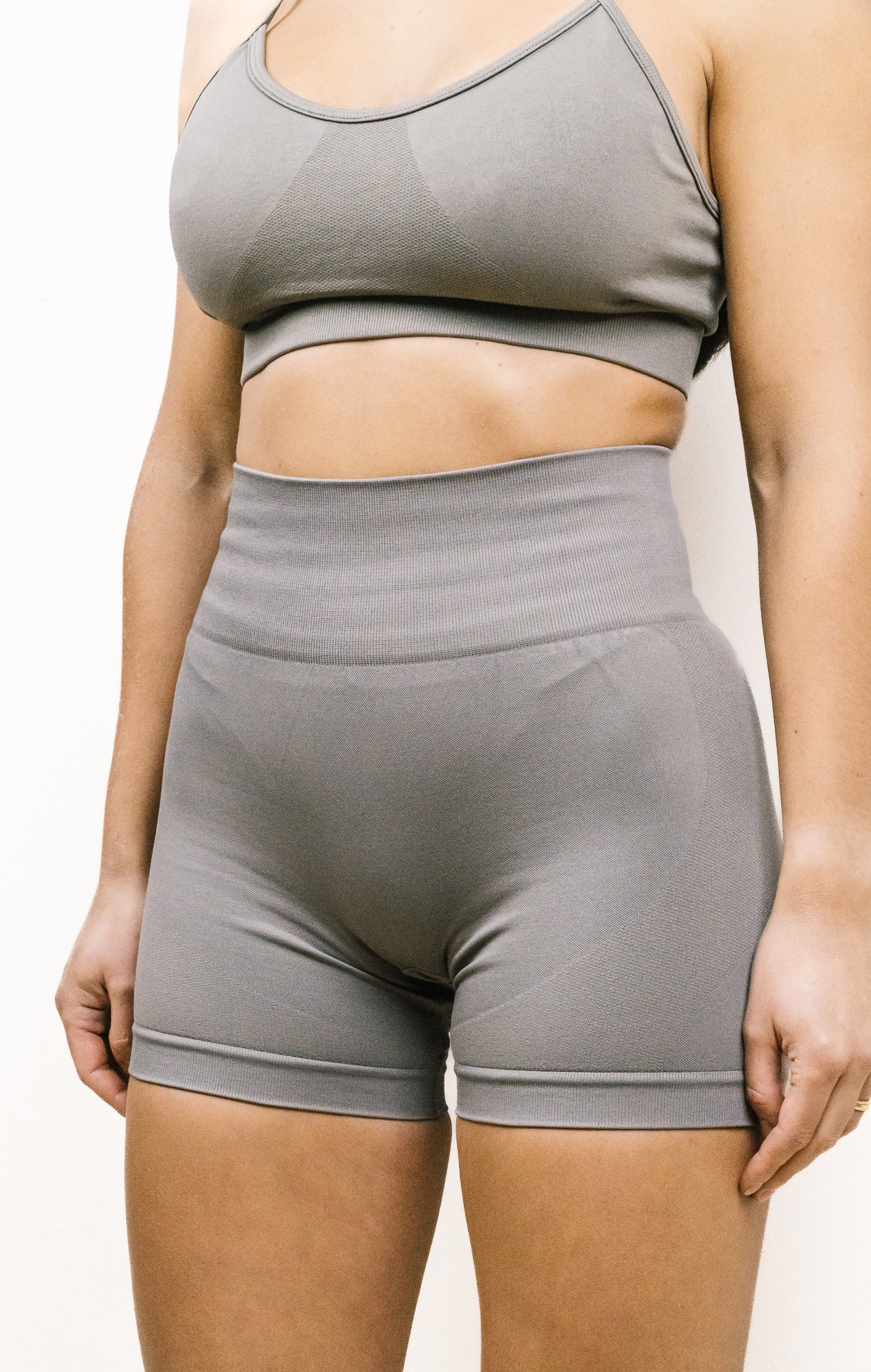 Short Seamless Agios