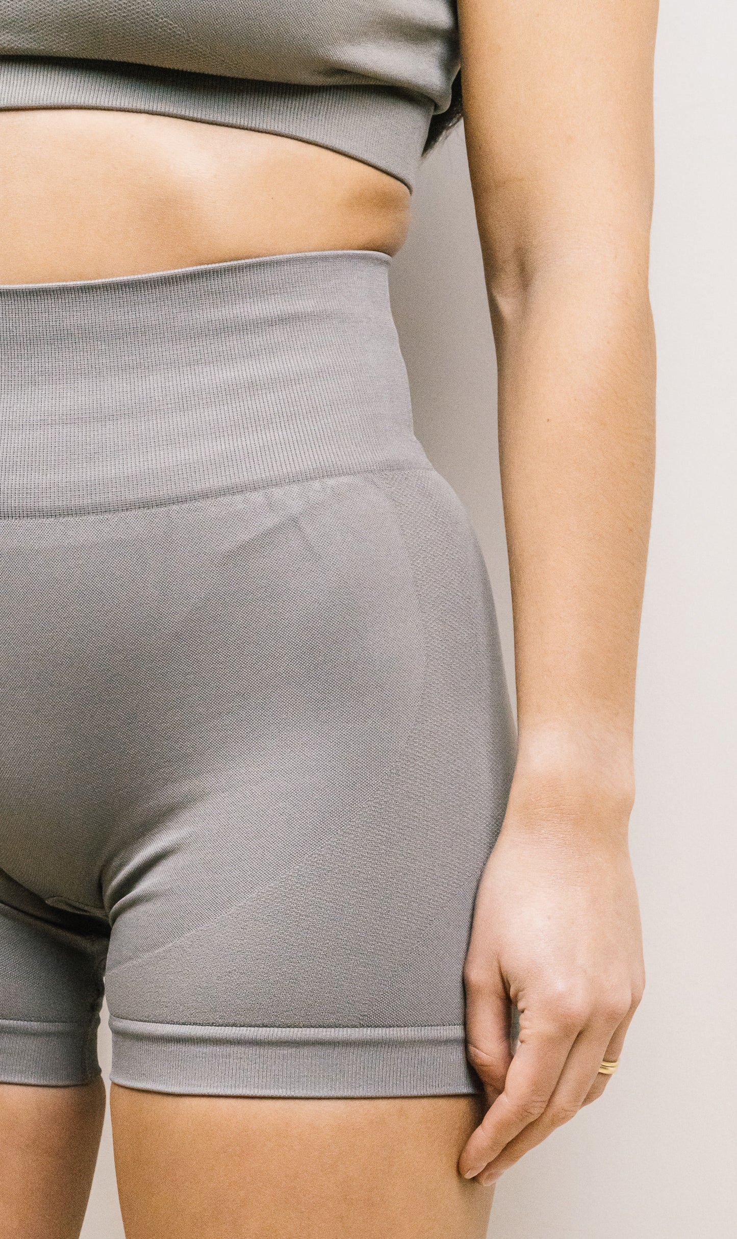 Short Seamless Agios